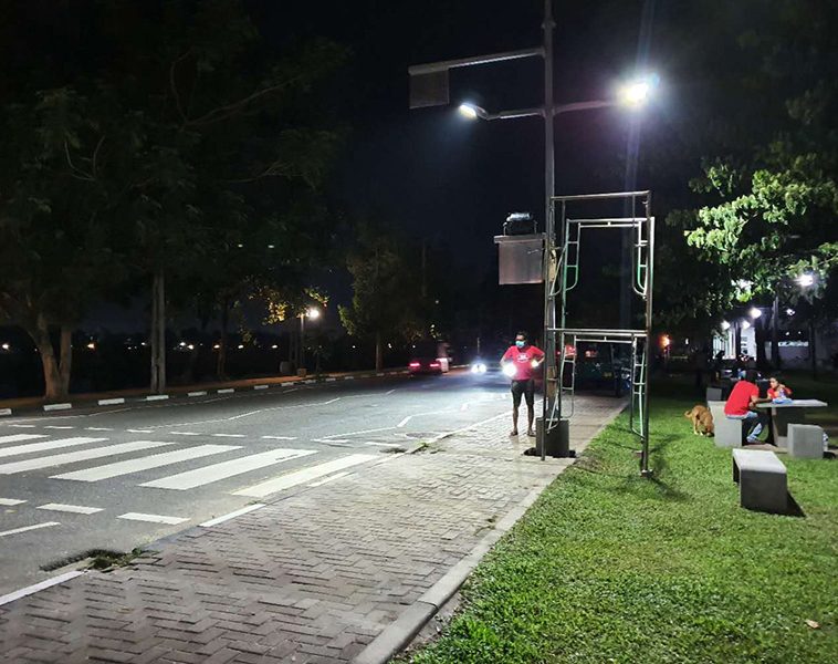 Lampe HELIOS dans une rue de nuit