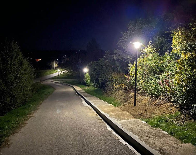 Tête de lampadaire solaire ATHENA dans un chemin